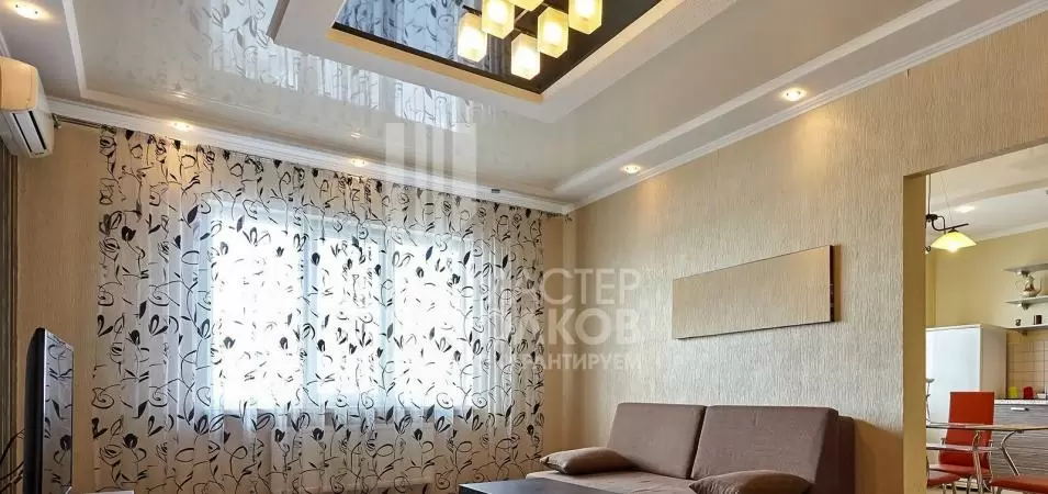 гостиная с диваном, столом и телевизором