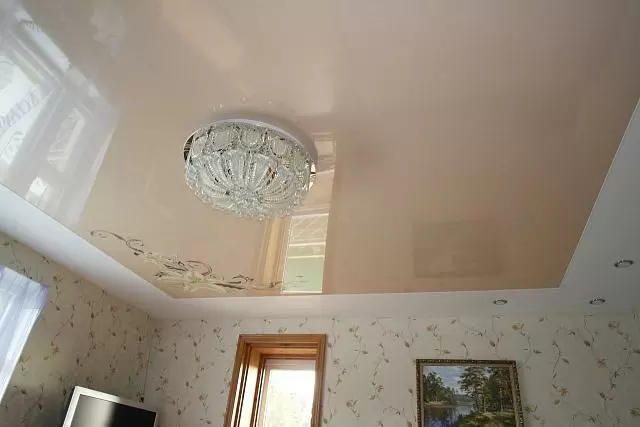 бежевый натяжной потолок с люстрой