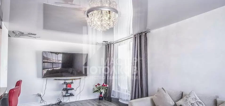 интерьер большой комнаты с телевизором