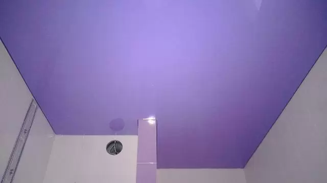 фиолетовый натяжной потолок в ванной