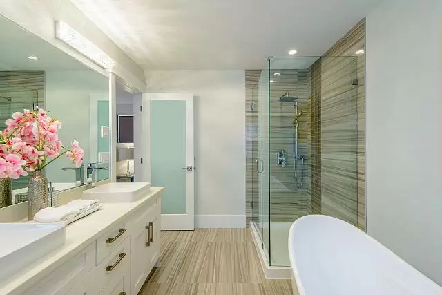 ванная комната с отдельным душем