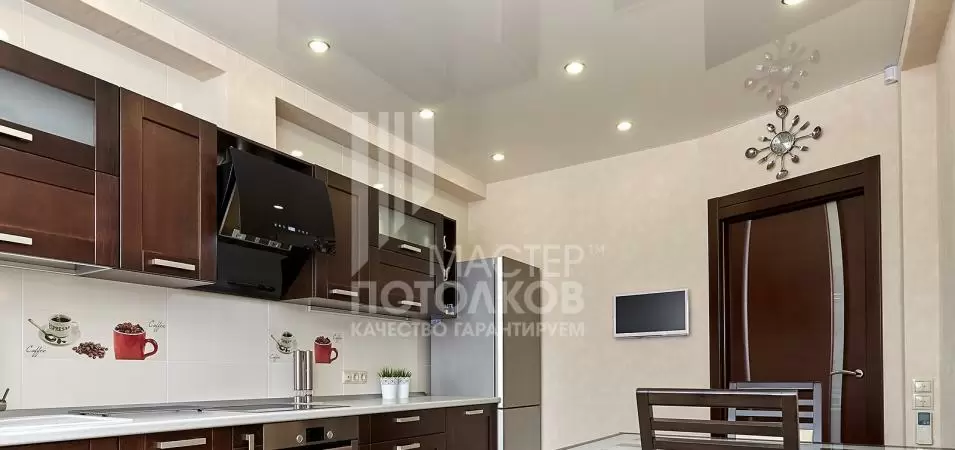 кухня с белым глянцевым потолком