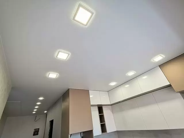 тканевый потолок с квадратными светильниками