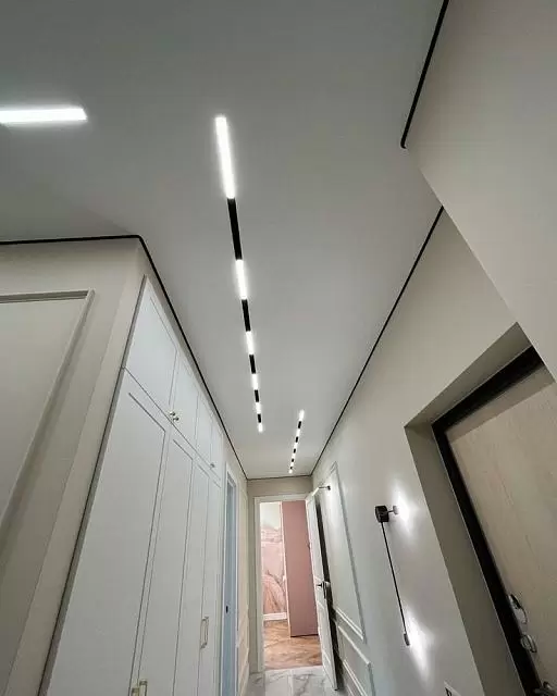 Натяжной потолок с треками 