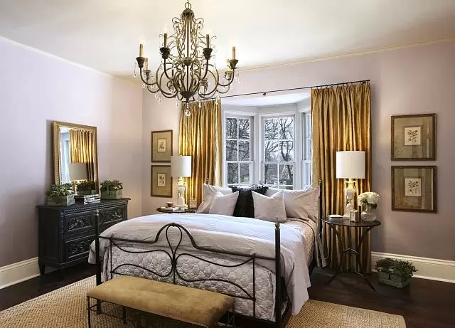 спальня с натяжным потолком и люстрой