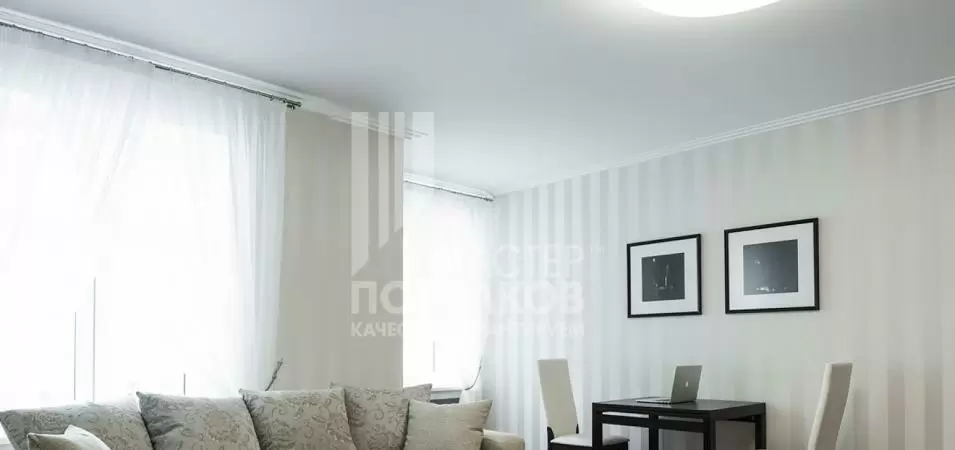 белый матовый потолок в комнате