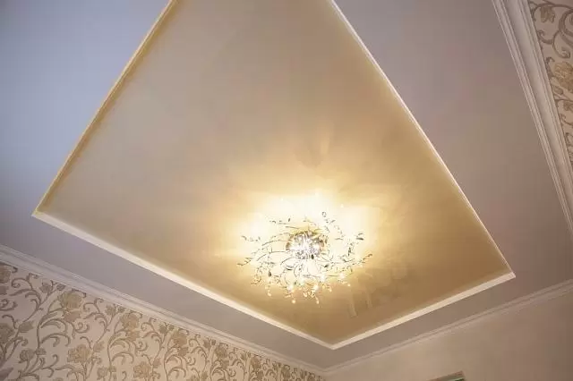 бежевый натяжной потолок с люстрой
