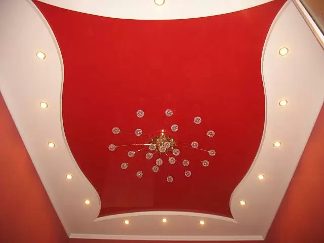 красно-белый двухуровневый потолок