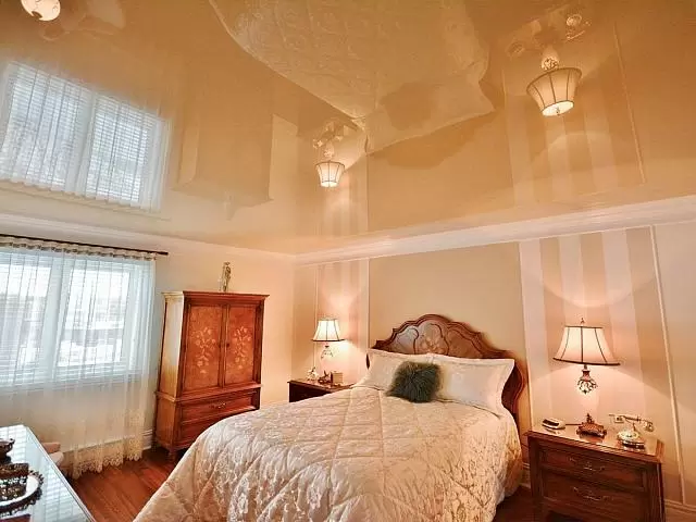 бежевый глянцевый натяжной потолок