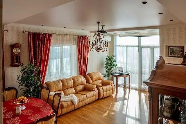 белый сатиновый потолок в ретро обстановке