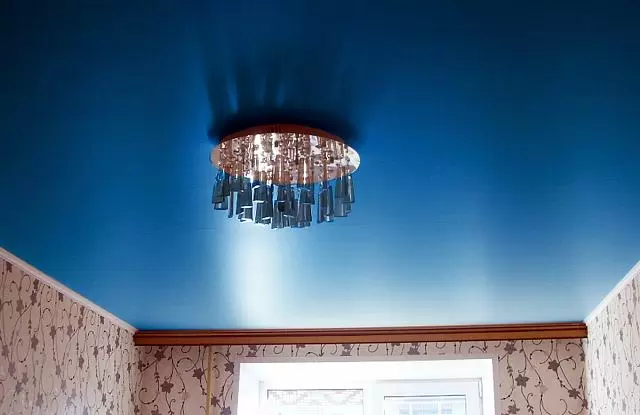 синий матовый потолок с люстрой