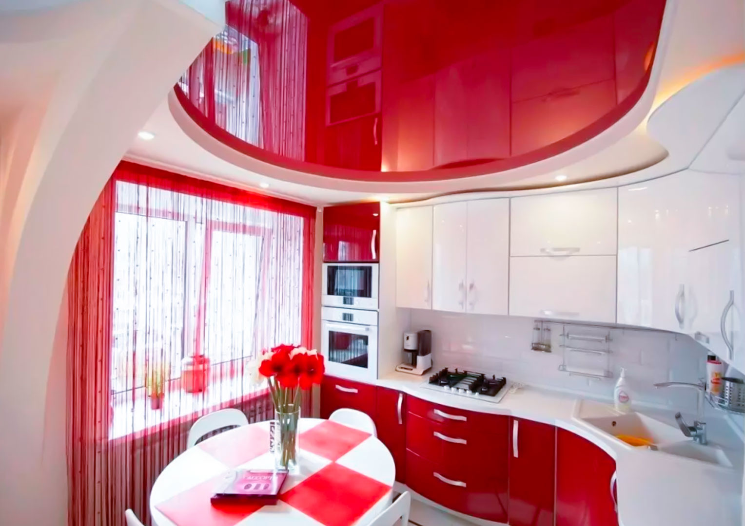Красный 4 купить квартиру. Натяжной потолок на кухне. Многоуровневый потолок на кухне. Подвесной потолок на кухне. Кухня в потолок.