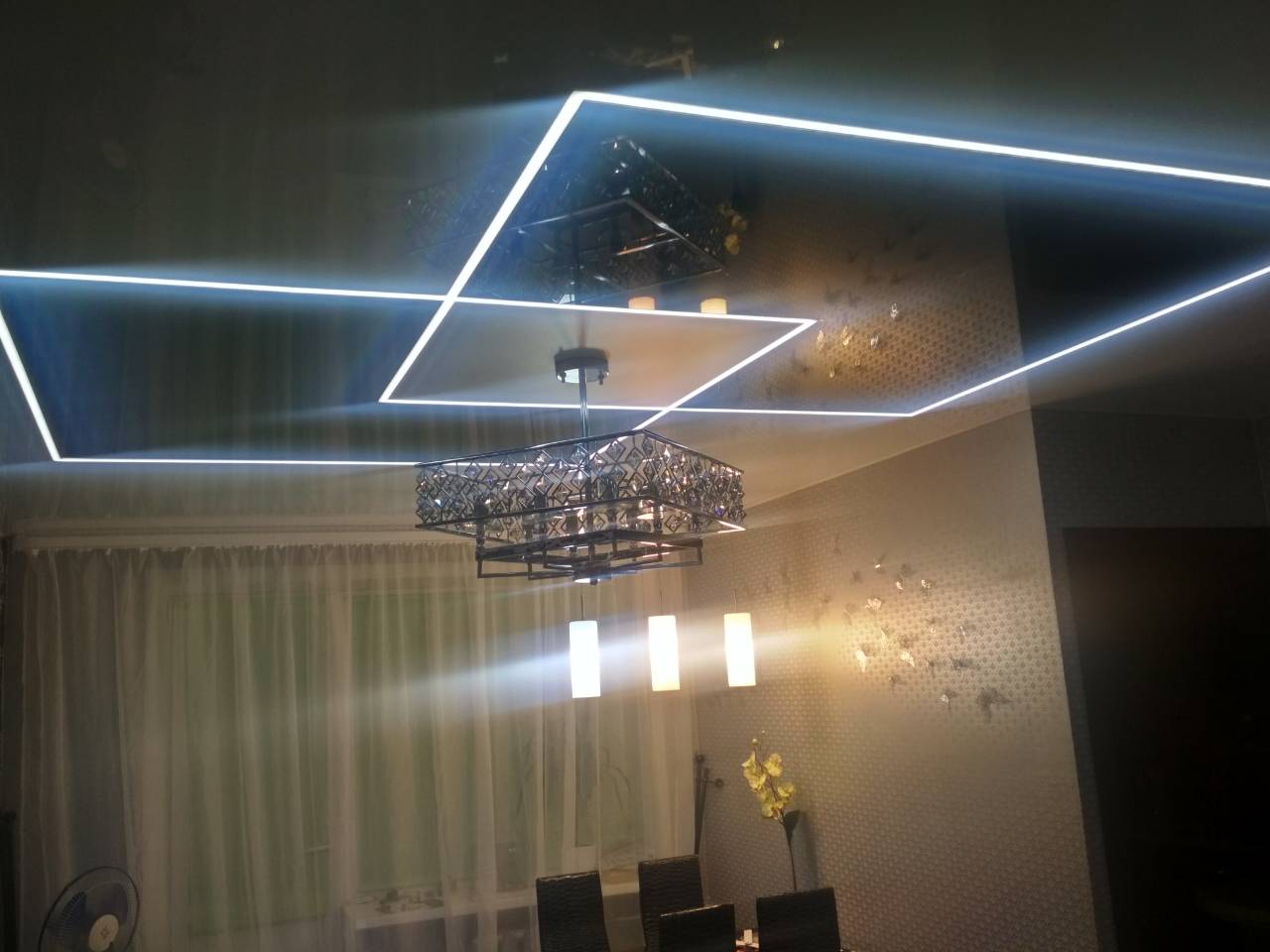 Натяжной потолок со светодиодными линиями фото