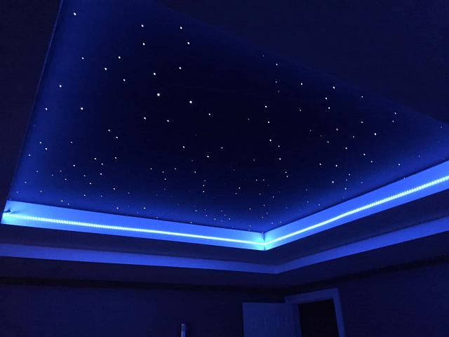 натяжной потолок с синей подсветкой