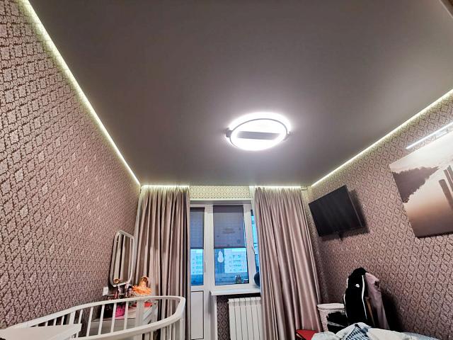 парящий матовый потолок в спальне