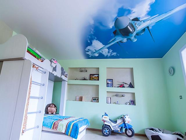 детская с самолётом на потолке