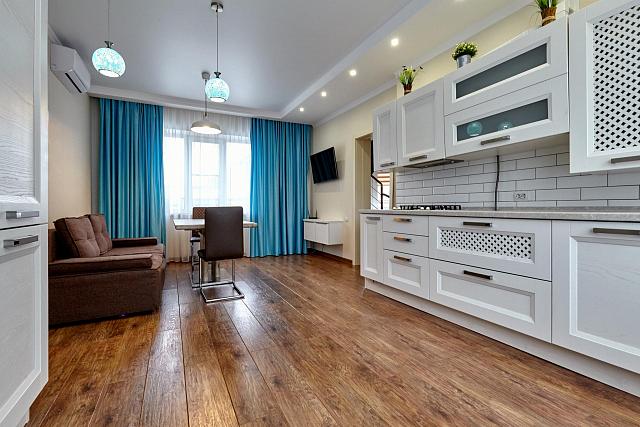 просторная кухня с деревянным полом