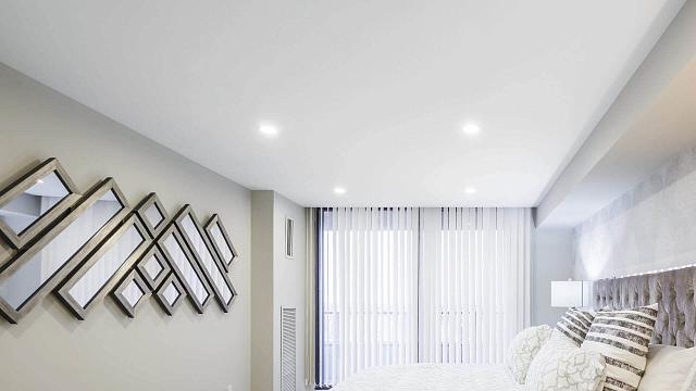 тканевый белый потолок в спальне