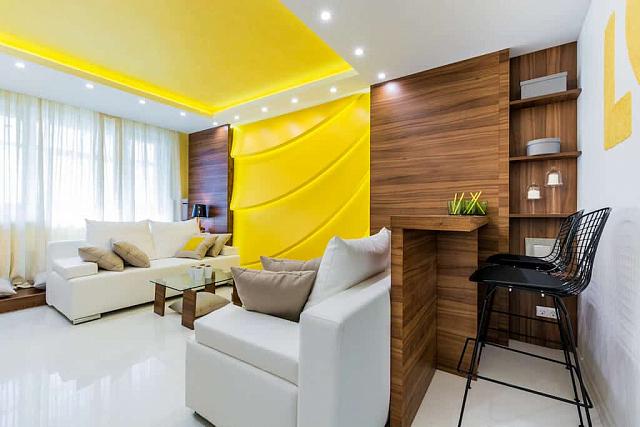 комната с жёлтой вставкой посередине