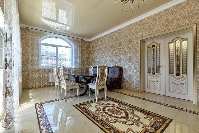 комната с глянцевым потолком и мраморным полом