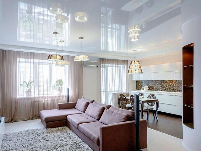 жёлтый глянцевый потолок на балконе