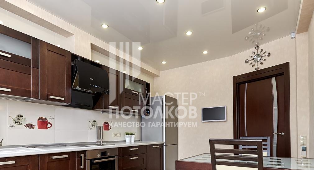 кухня с белым глянцевым потолком