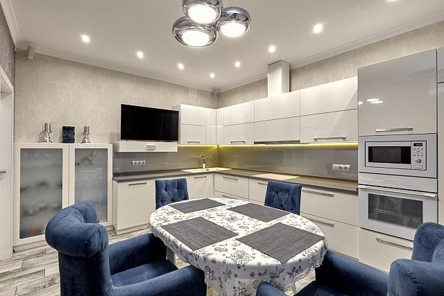 кухня с натяжным потолком Base Line