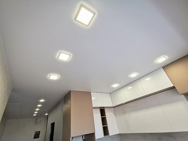 тканевый потолок с квадратными светильниками