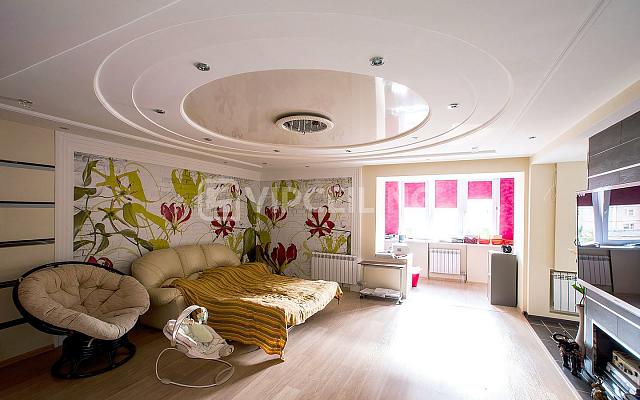 просторная спальня с креслом и тв