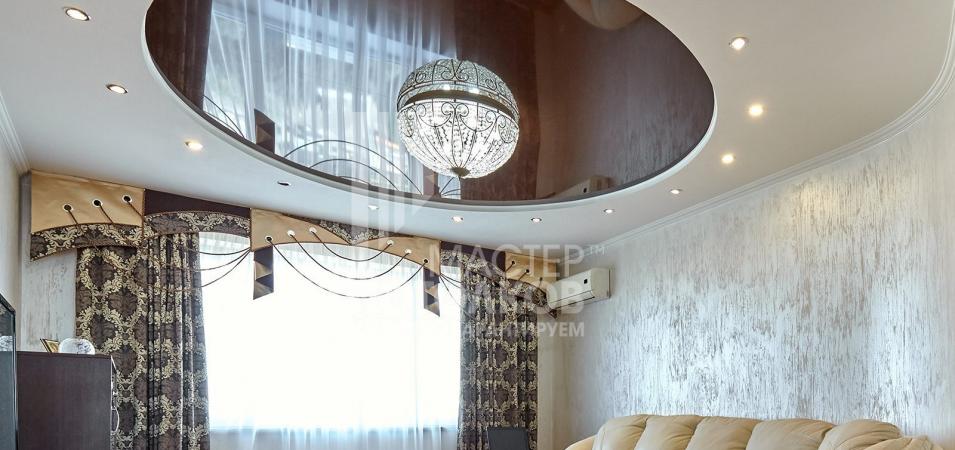 овальный двухуровневый потолок с люстрой