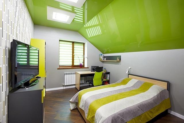 маленькая мансарда с кроватью и телевизором