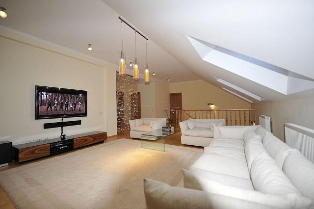 мансарда с телевизором и диваном