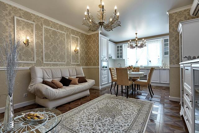 сатиновый натяжной потолок с люстрами