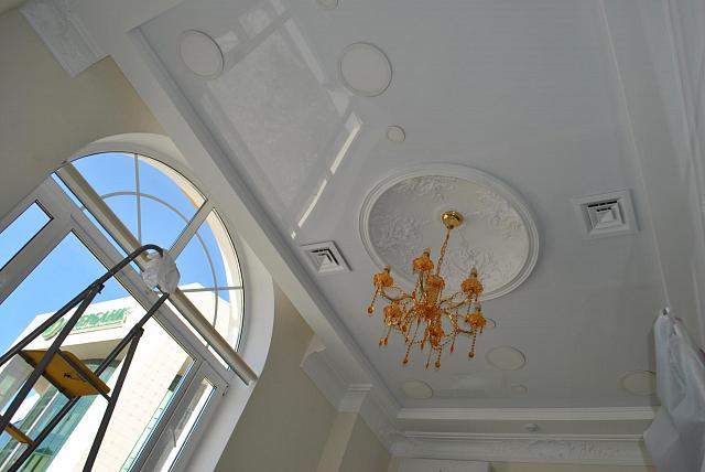 натяжной потолок с люстрой и вентиляцией