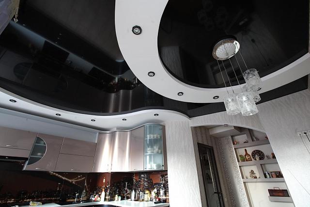 чёрный натяжной потолок на кухне