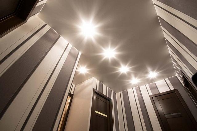 прихожая с китайским натяжным потолком