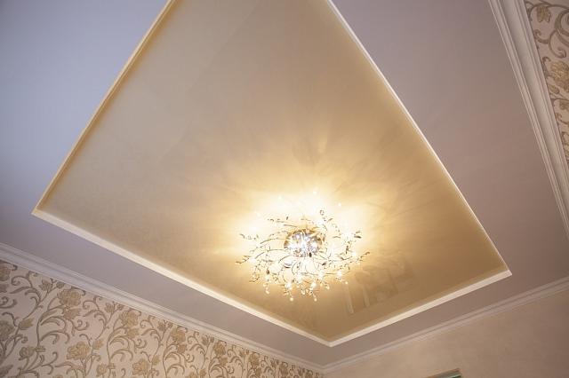 бежевый натяжной потолок с люстрой