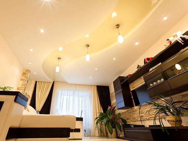 гостиная с бежевым натяжным потолком