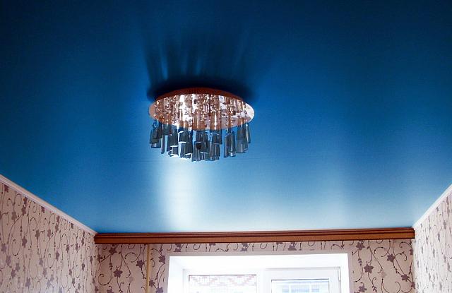 синий матовый потолок с люстрой